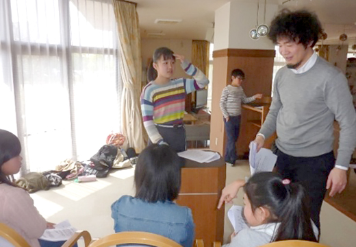 つなぐ手と手 （だれもが安心して暮せるやさしいまちづくり）