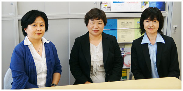 教員3名の集合写真