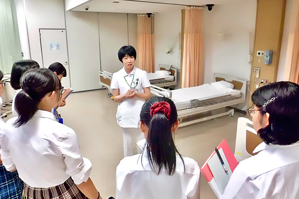 千葉大学教育学部附属中学校の生徒さんを看護学部にお迎えしました 写真