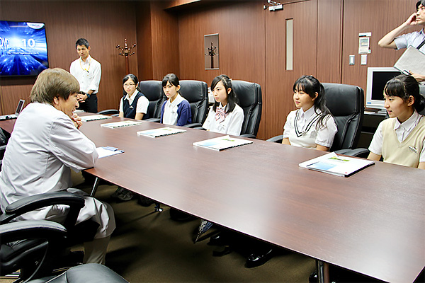 千葉大学教育学部附属中学校の生徒さんを看護学部にお迎えしました 写真