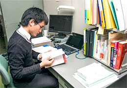 男子学生の専用部屋のデスク 写真